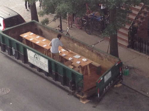 花50美元在垃圾桶中吃饭,为倡导人们不要浪费食物--置顶表情